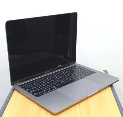 Apple MacBook Pro A1706 2017 i7 16GB DDR3L 500 GB SSD O/B TYPE.C Catalina 13.3