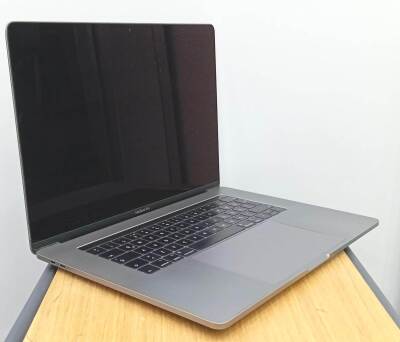 Apple MacBook Pro A1990 2018 İ7 2.6GHz 16Gb Ddr4 250GB SSD Radeon 560x Monterey 15.4