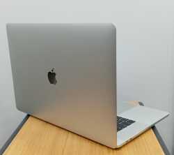 Apple MacBook Pro A1990 2018 İ7 2.6GHz 16Gb Ddr4 500 GB SSD Radeon 560x Monterey 15.4