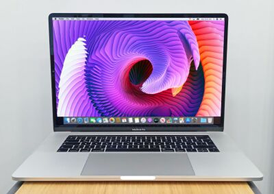 Apple MacBook Pro A1990 2018 İ7 2.6GHz 16Gb Ddr4 500 GB SSD Radeon 560x Monterey 15.4