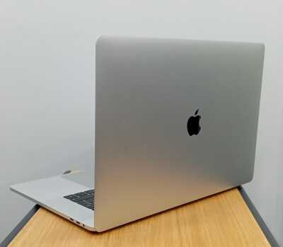 Apple MacBook Pro A1990 2018 İ7 2.6GHz 16Gb Ddr4 500 GB SSD Radeon 560x Monterey 15.4